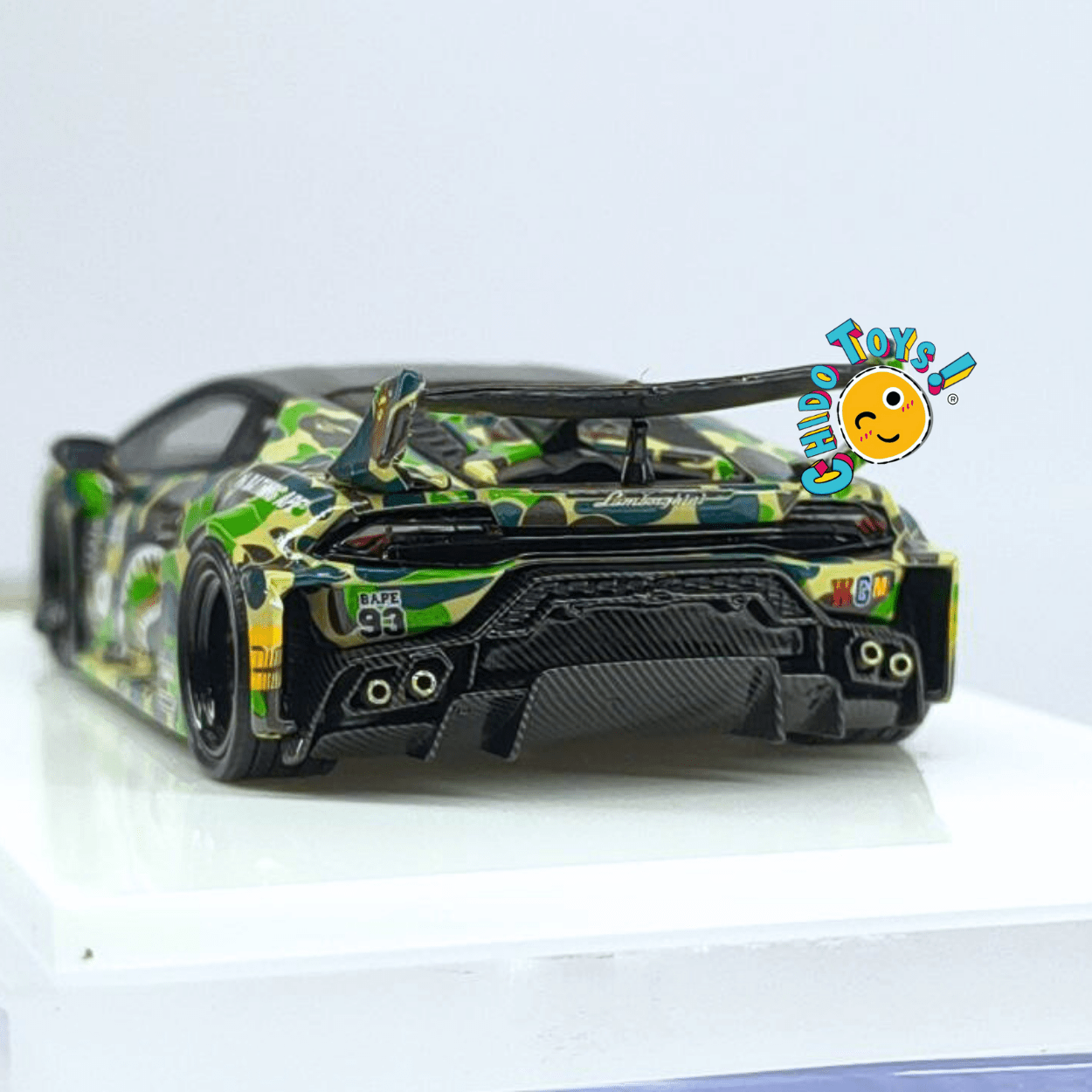 Lamborghini Huracán GT Liberty Walk “A Bathing Ape” Camuflaje Verde 1:64 con Base y Capelo – Flame Models - Chido Toys