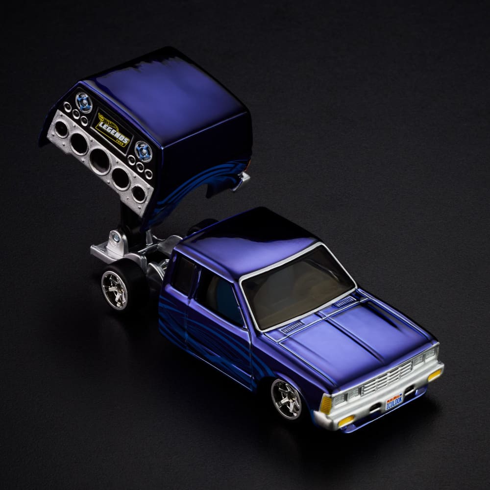 Hot Wheels RLC 1986 Nissan 720 King Cab 1:64 Spectraflame Steel Blue con caja articulada