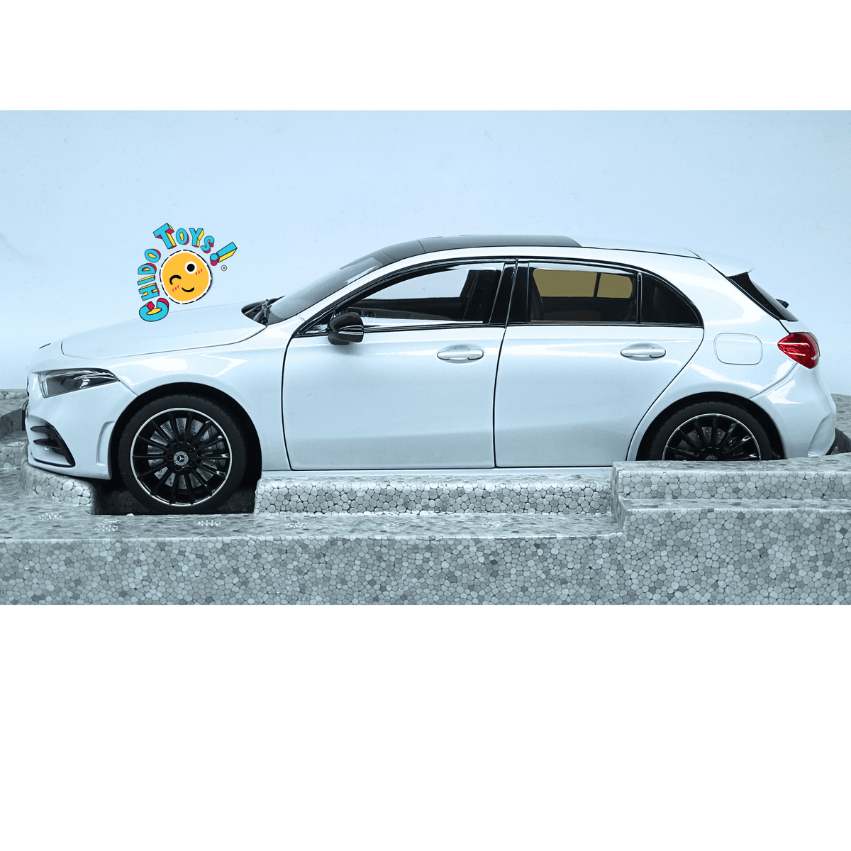 Mercedes-Benz Clase A AMG Line W177 Norev 1:18 Digital White con apertura total - Chido Toys
