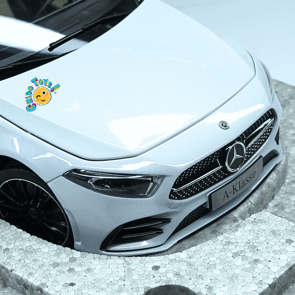 Mercedes-Benz Clase A AMG Line W177 Norev 1:18 Digital White con apertura total - Chido Toys