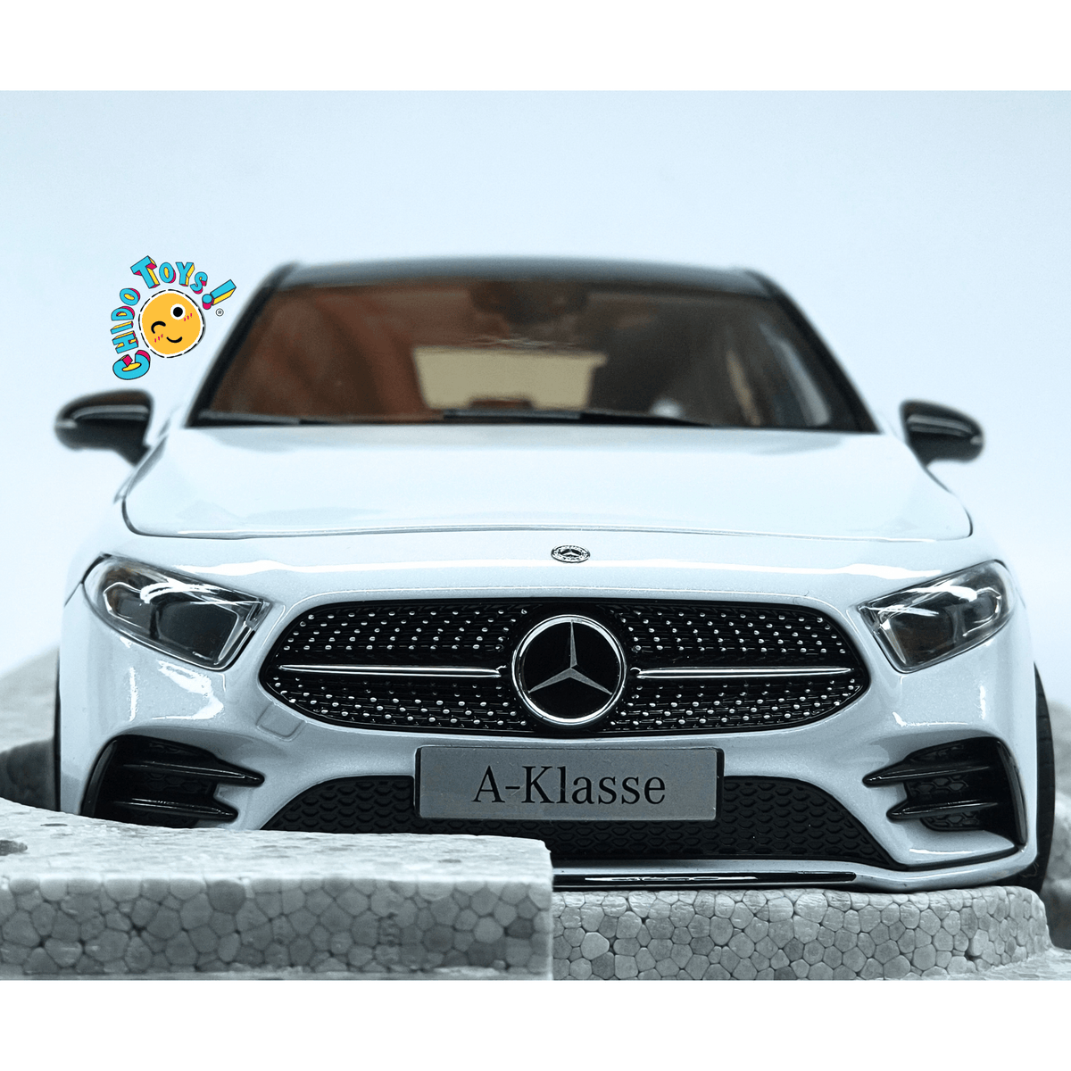 Mercedes-Benz Clase A AMG Line W177 Norev 1:18 Digital White con apertura total - Chido Toys