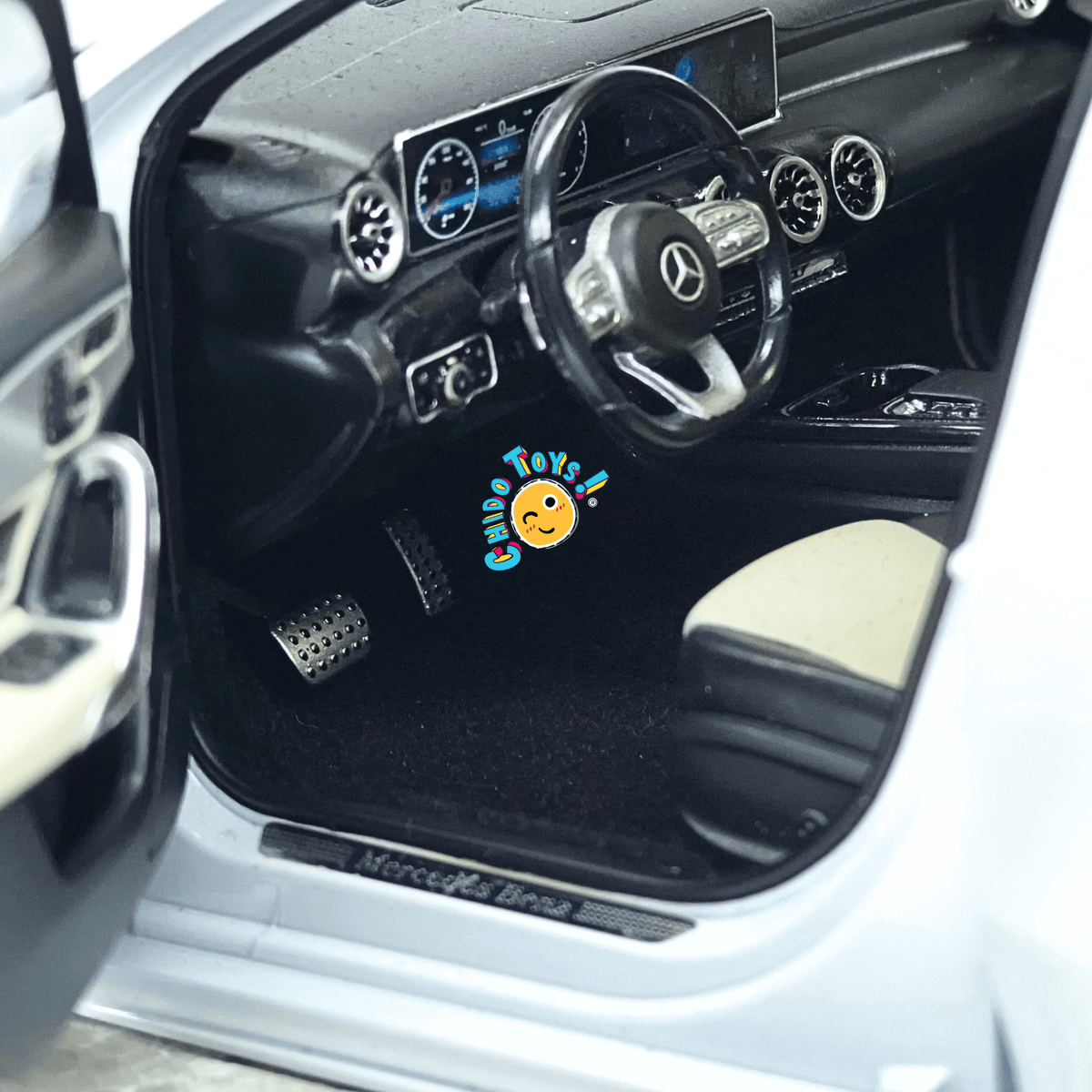 Mercedes-Benz Clase A AMG Line W177 Norev 1:18 Digital White con apertura total - Chido Toys