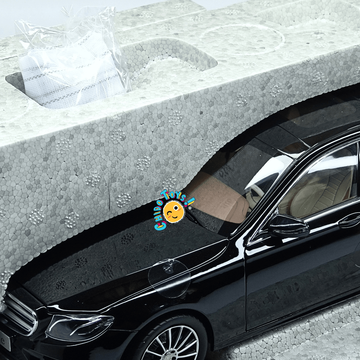 Mercedes-Benz Clase E W213 AMG Line iScale 1:18 Obsidian Black con apertura total - Chido Toys