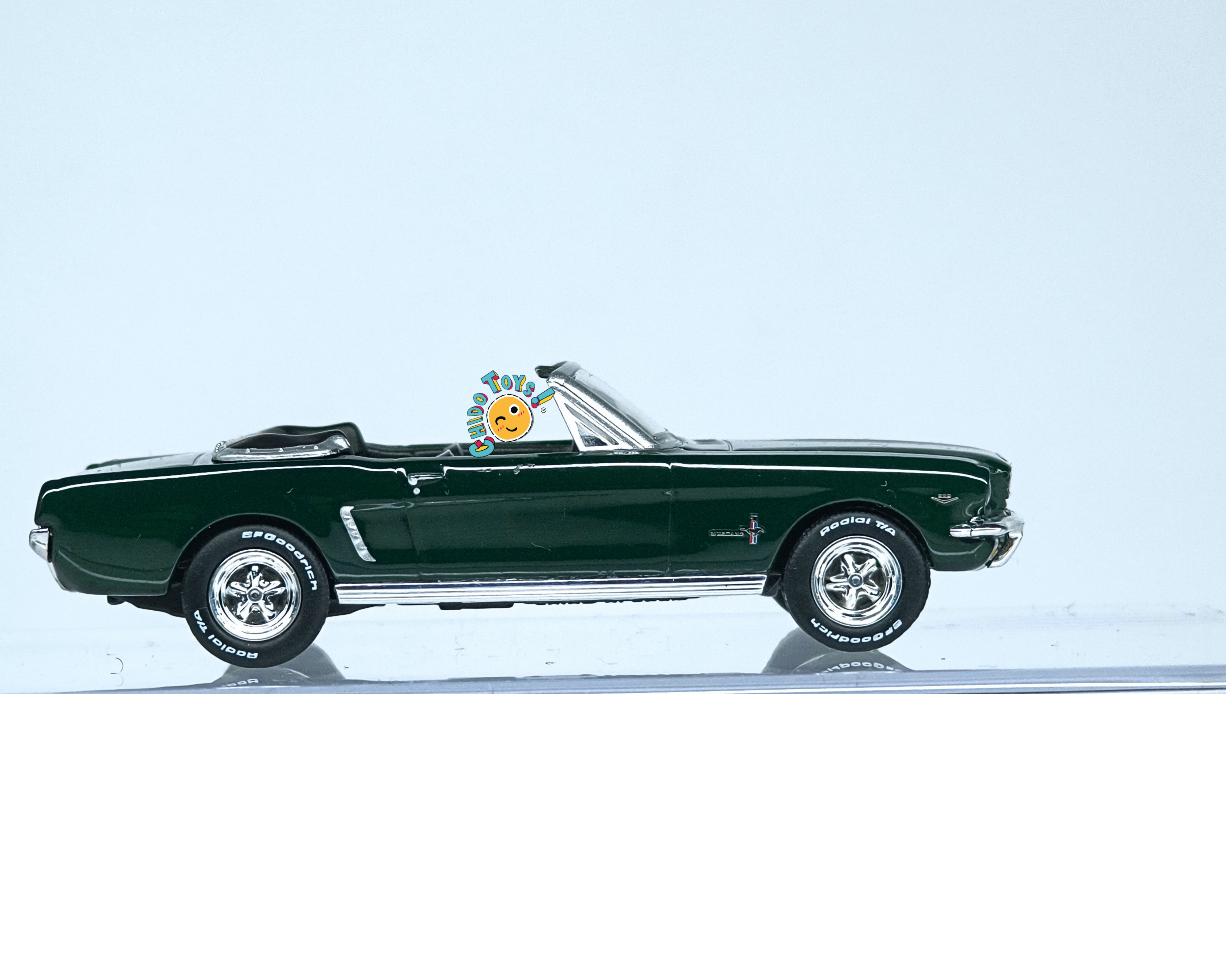 Mini GT Ford Mustang Convertible 1965 Verde Oscuro Primera Edición - Chido Toys