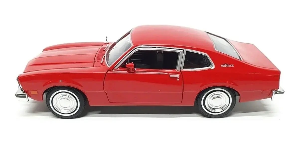 MotorMax Forgotten Classics Ford Maverick 1974 1:24 rojo con apertura de cofre y puertas - Chido Toys
