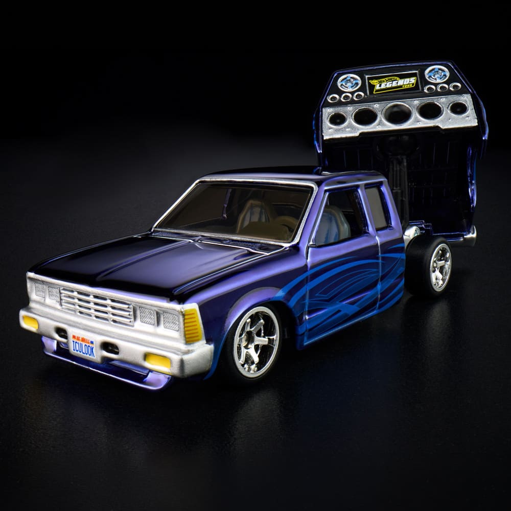 Hot Wheels RLC 1986 Nissan 720 King Cab 1:64 Spectraflame Steel Blue con caja articulada