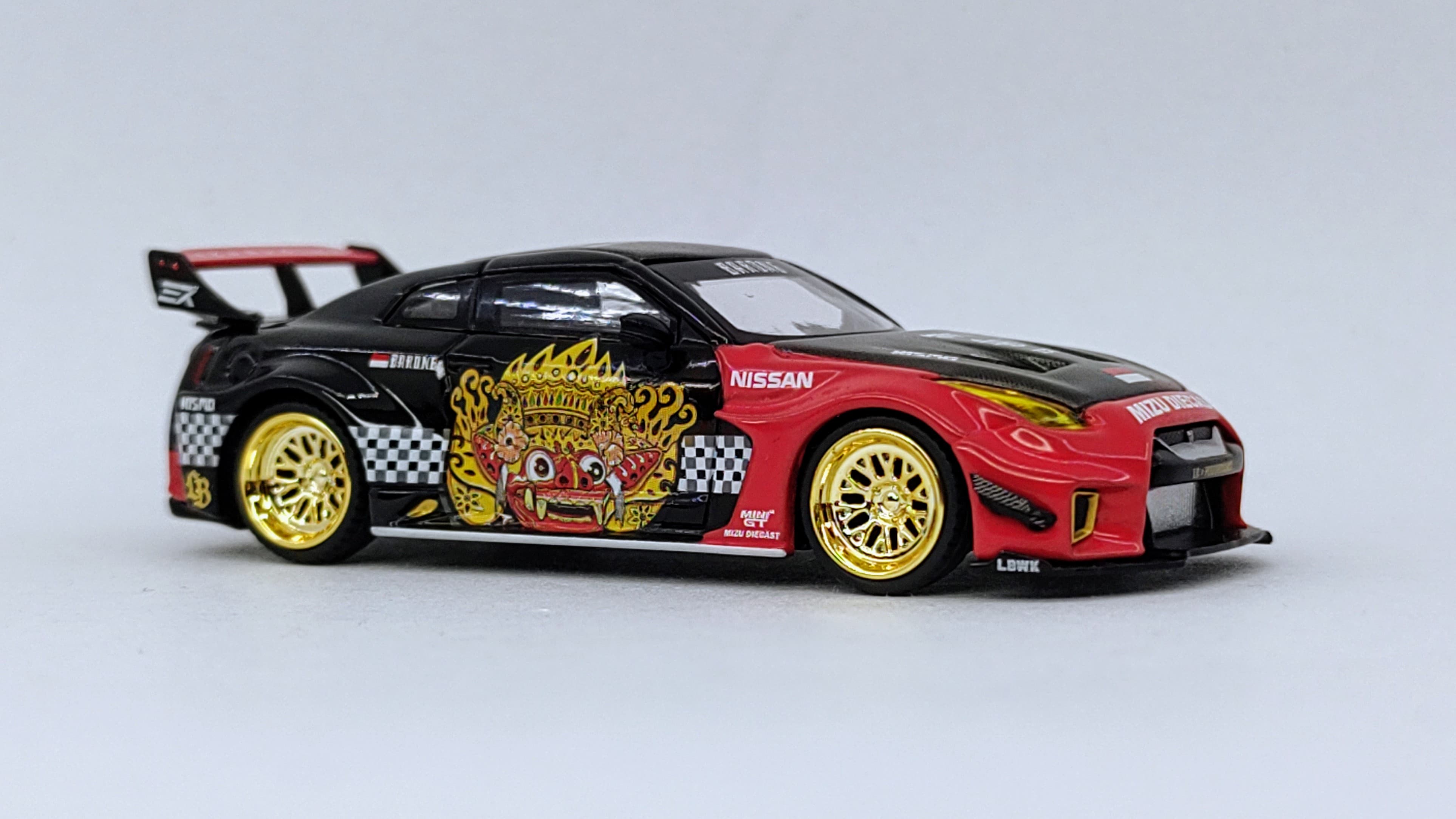 Nissan GTR R35 GT - RR LB - Silhouette Works GT “Barong” 1:64 – Fusión de Cultura y Potencia - Chido Toys