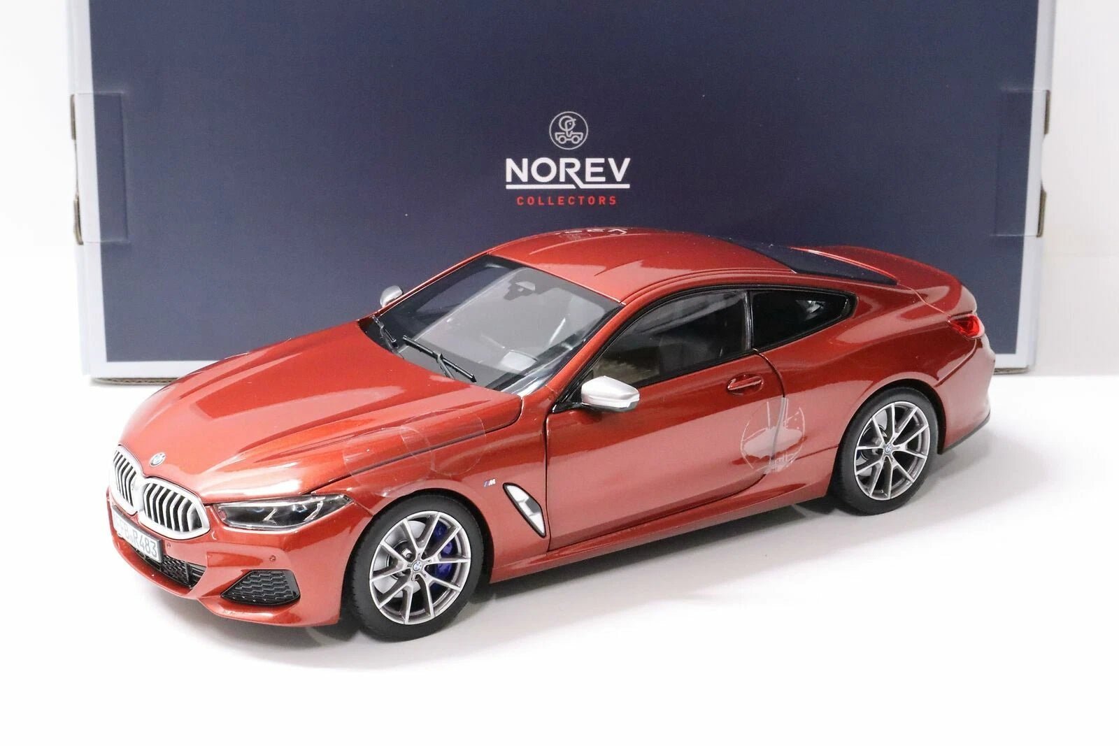 Norev BMW M850i Coupé 2019 1:18 naranja metálico con apertura total - Chido Toys