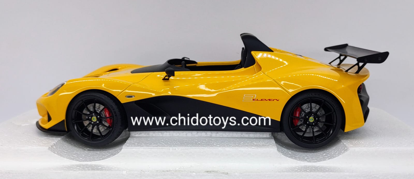 O F E R T A Auto a escala 1:18 marca Autoart, modelo Lotus 3 Eleven - Chido Toys