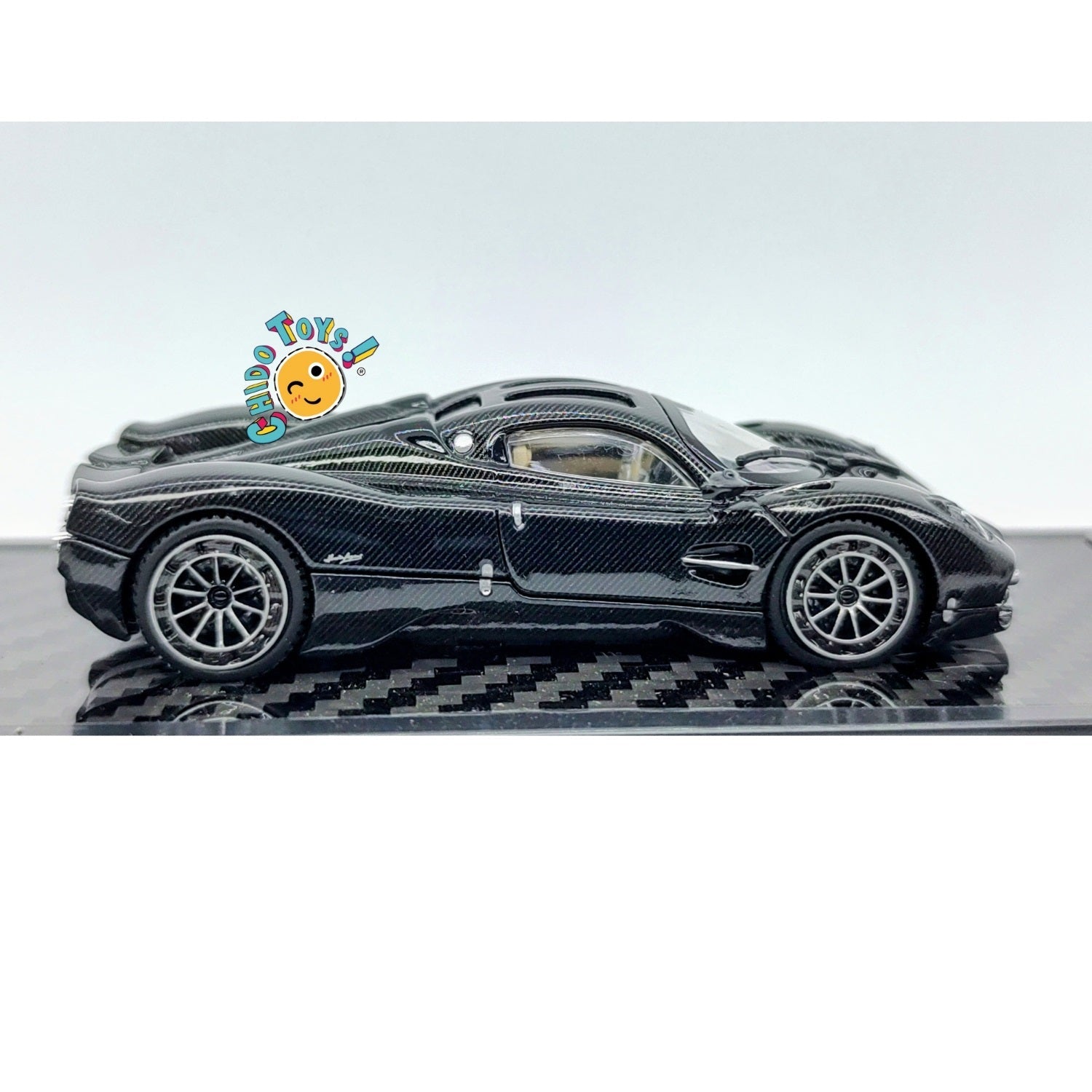 Pagani Utopia 1:64 Black Carbon – Edición LCD Models - Chido Toys