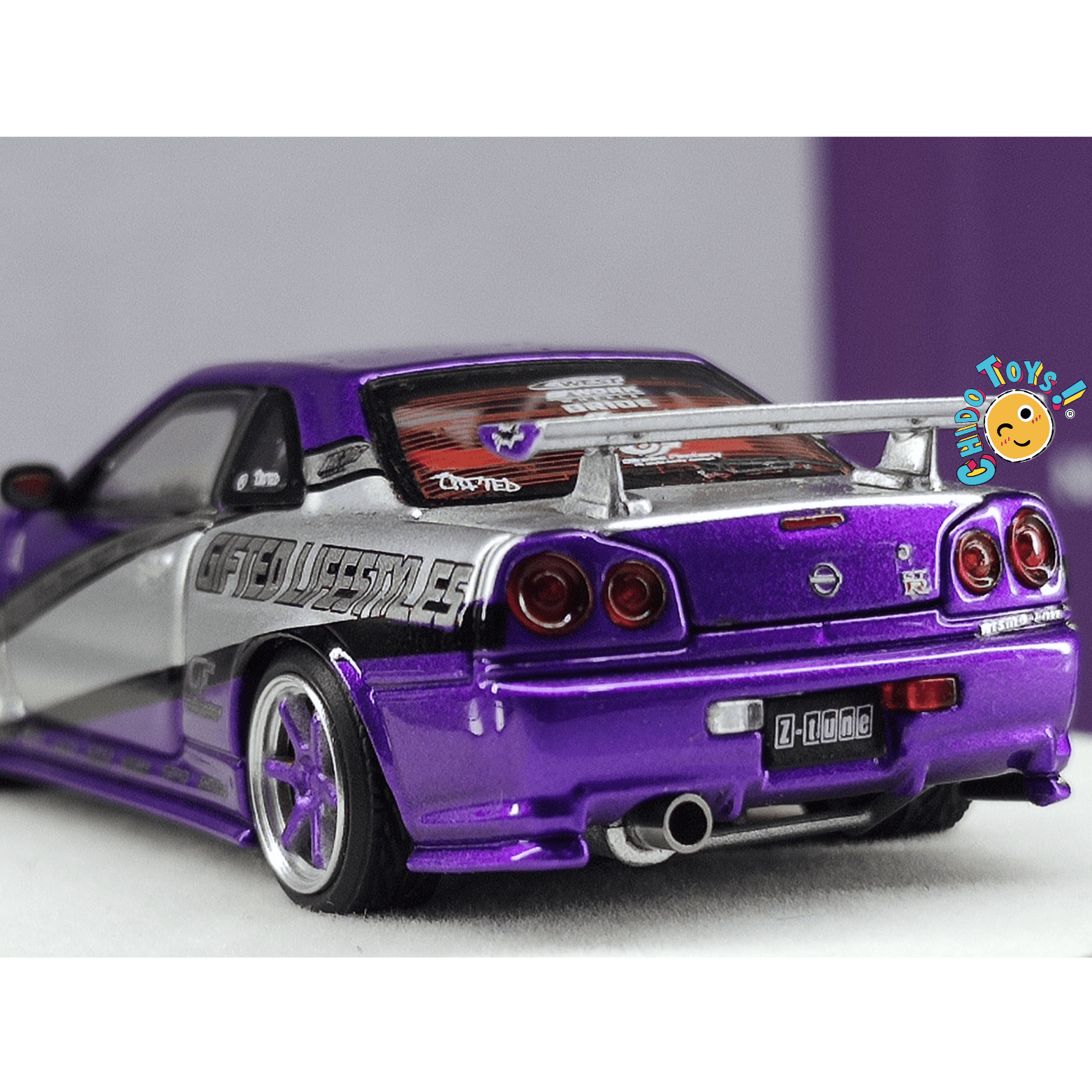 PGM GT - R R34 1:64 CHINA EXCLUSIVE HEC 2025 con Motor y Base Giratoria - Chido Toys