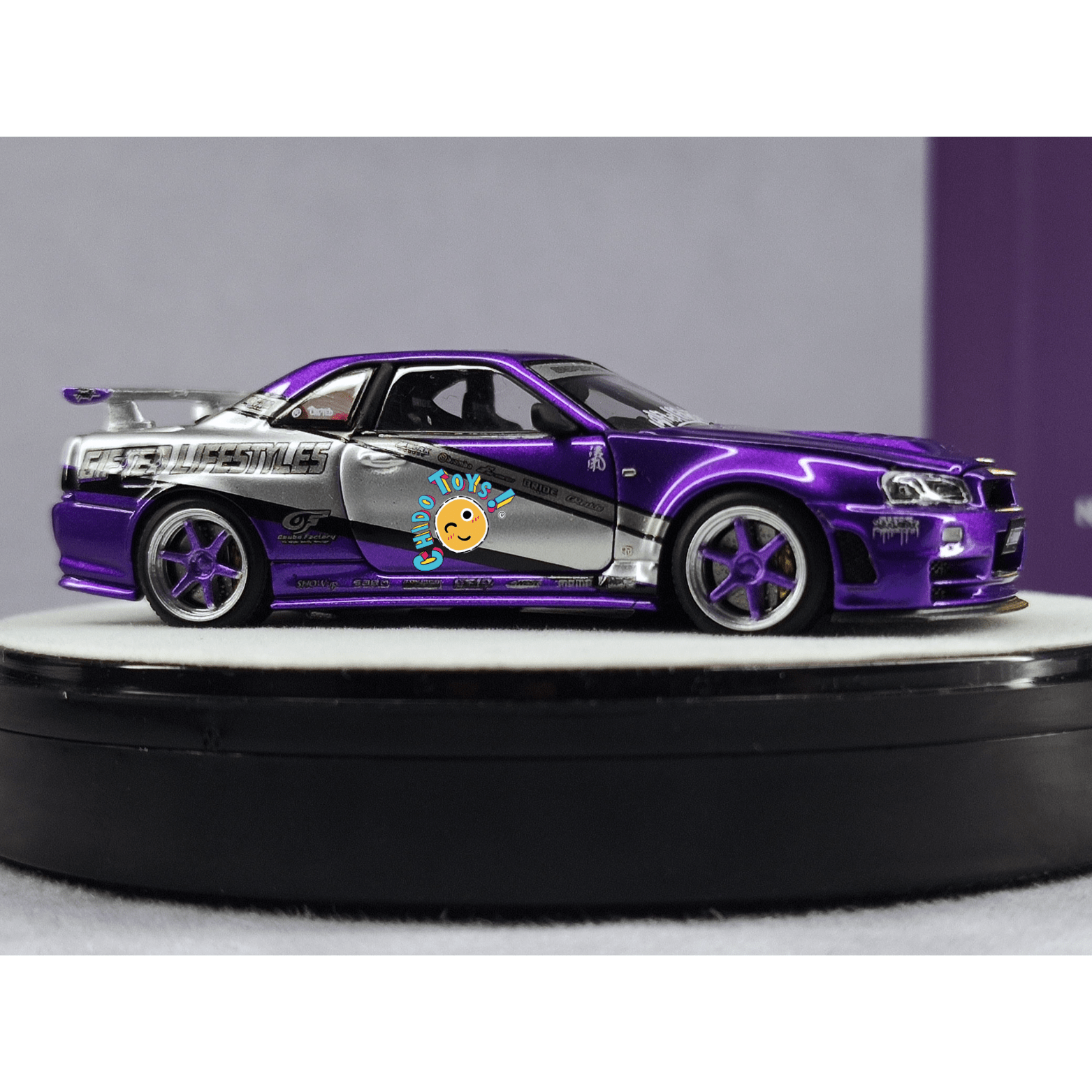 PGM GT - R R34 1:64 CHINA EXCLUSIVE HEC 2025 con Motor y Base Giratoria - Chido Toys