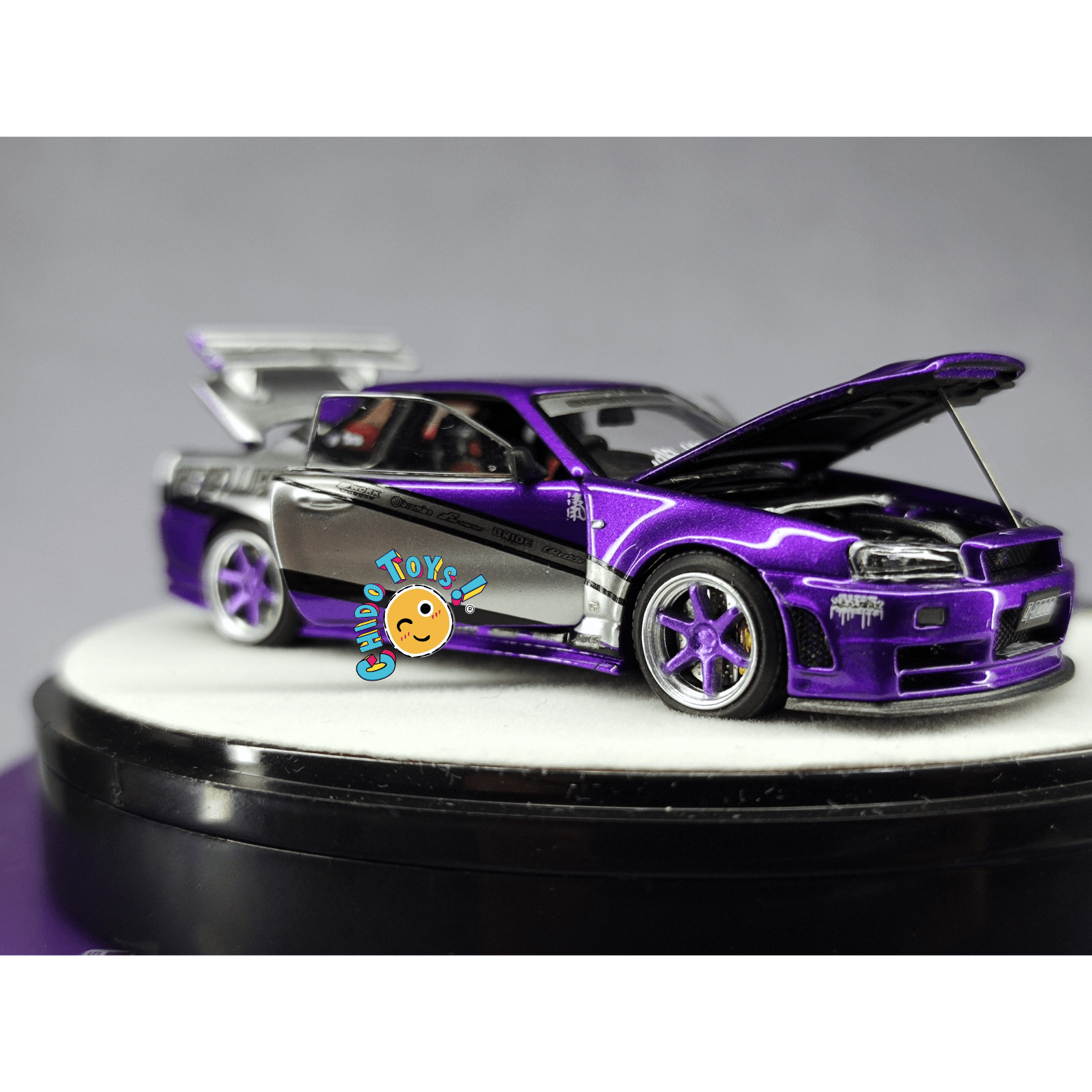 PGM GT - R R34 1:64 CHINA EXCLUSIVE HEC 2025 con Motor y Base Giratoria - Chido Toys