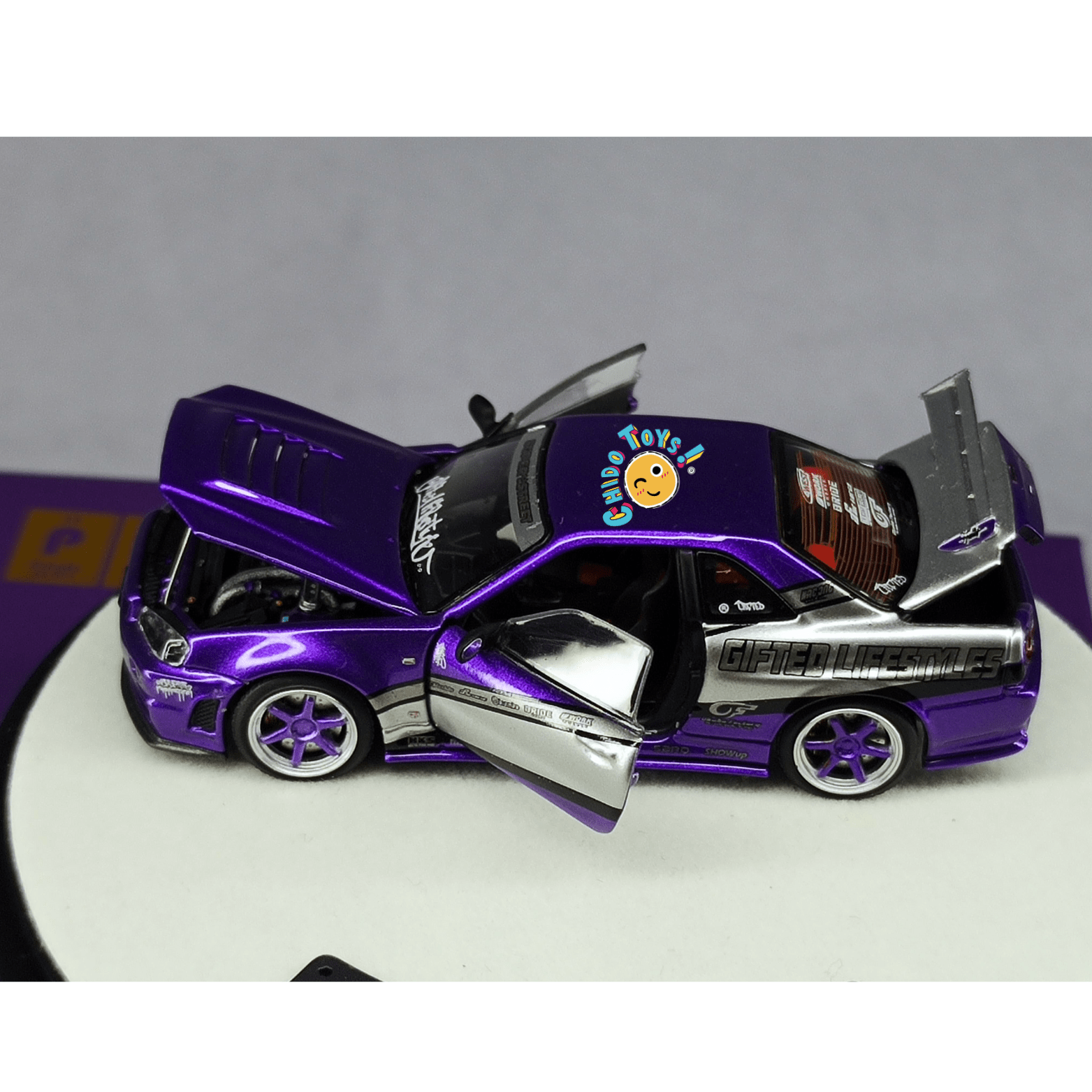 PGM GT - R R34 1:64 CHINA EXCLUSIVE HEC 2025 con Motor y Base Giratoria - Chido Toys