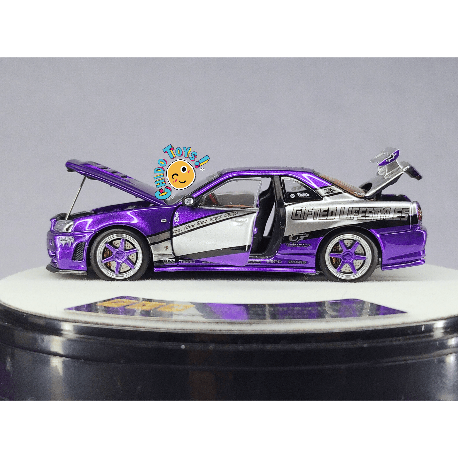 PGM GT - R R34 1:64 CHINA EXCLUSIVE HEC 2025 con Motor y Base Giratoria - Chido Toys