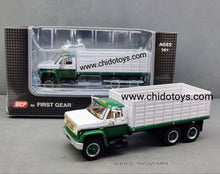 Cargar imagen en el visor de la galería, Auto a escala marca DCP Modelo 1970 Chevrolet C65 Grain Truck
