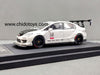 Time Micro Honda Civic 1:64 color blanco con kit widebody, llantas de goma funcionales, base metálica y capelo de acrílico.