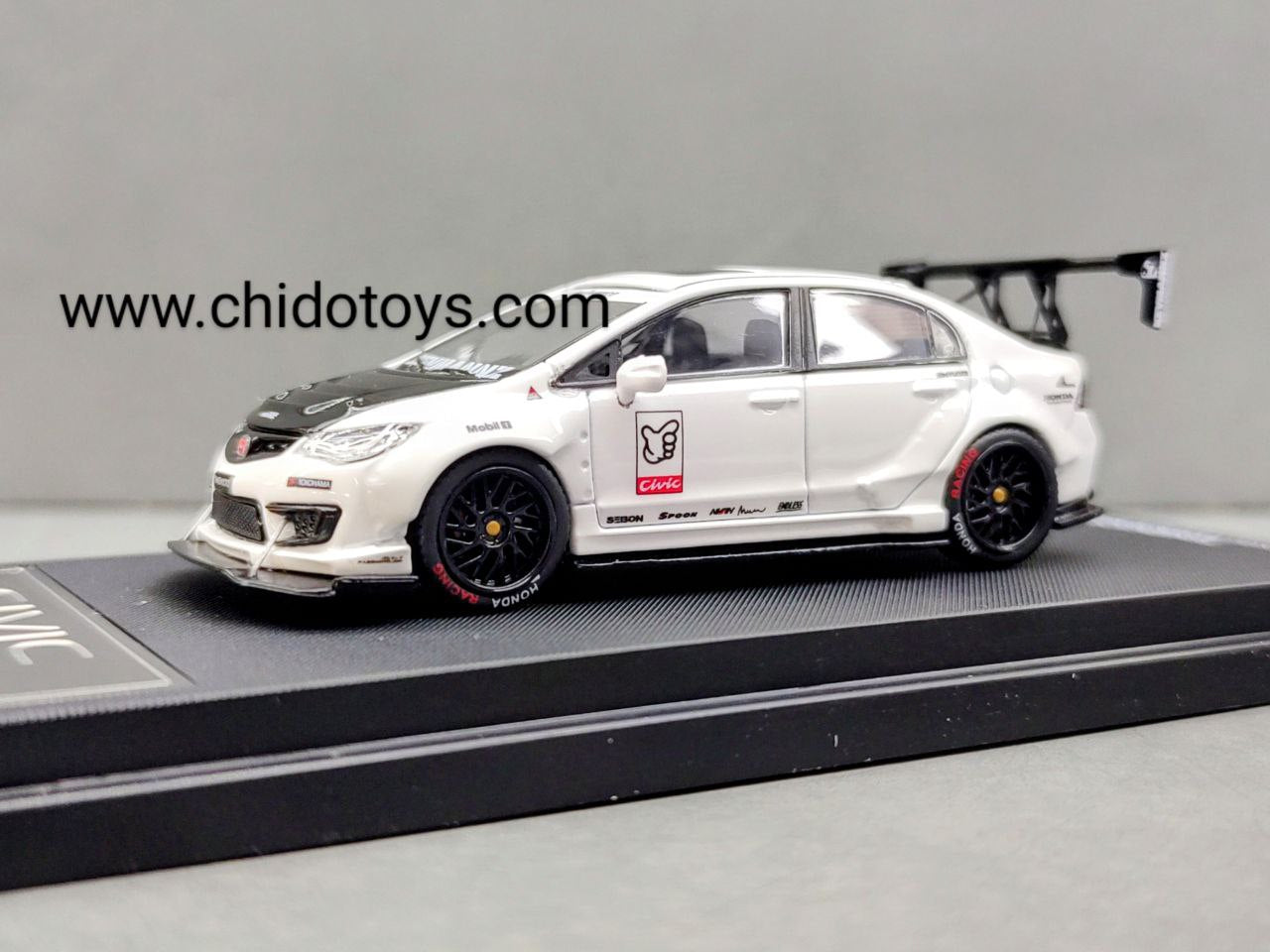Time Micro Honda Civic 1:64 color blanco con kit widebody, llantas de goma funcionales, base metálica y capelo de acrílico.