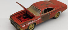 Cargar imagen en el visor de la galería, Auto a escala marca Johnny Lighting, modelo Dodge Charger RT 1969
