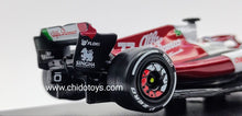 Cargar imagen en el visor de la galería, Auto a escala marca Bburago, Modelo F1 Alfa Romeo Racing, Valtteri Bottas
