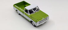 Cargar imagen en el visor de la galería, Auto a escala marca Greenlight, modelo Chevrolet C-10 1972
