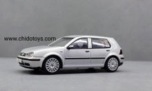 Cargar imagen en el visor de la galería, Auto a escala marca GCD, Modelo Volkswagen Golf MK4
