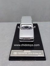 Cargar imagen en el visor de la galería, Auto a escala marca GDC, Modelo Toyota Land Cruiser 60
