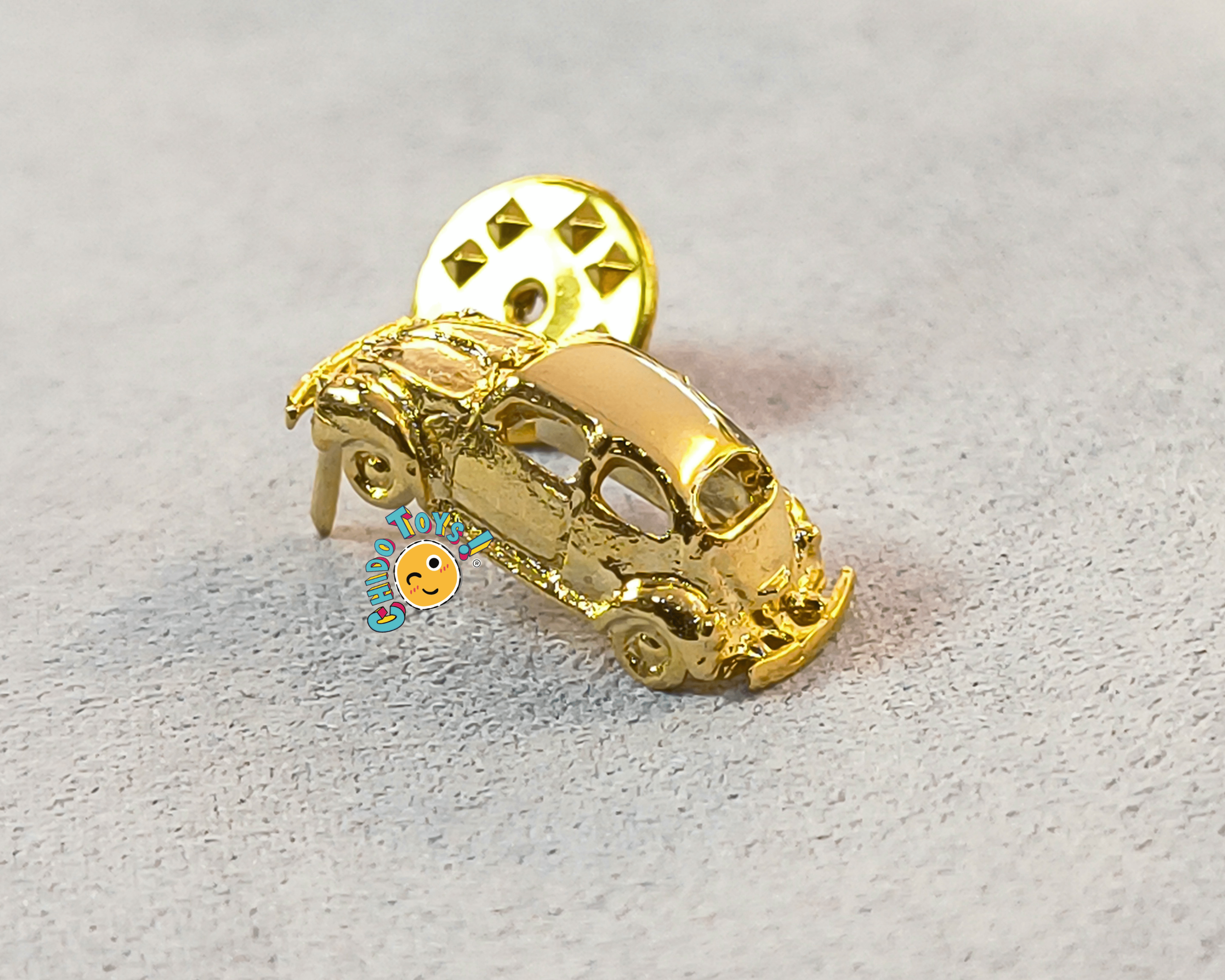Pin Vocho clásico oro laminado estilo coleccionable automotriz - Chido Toys