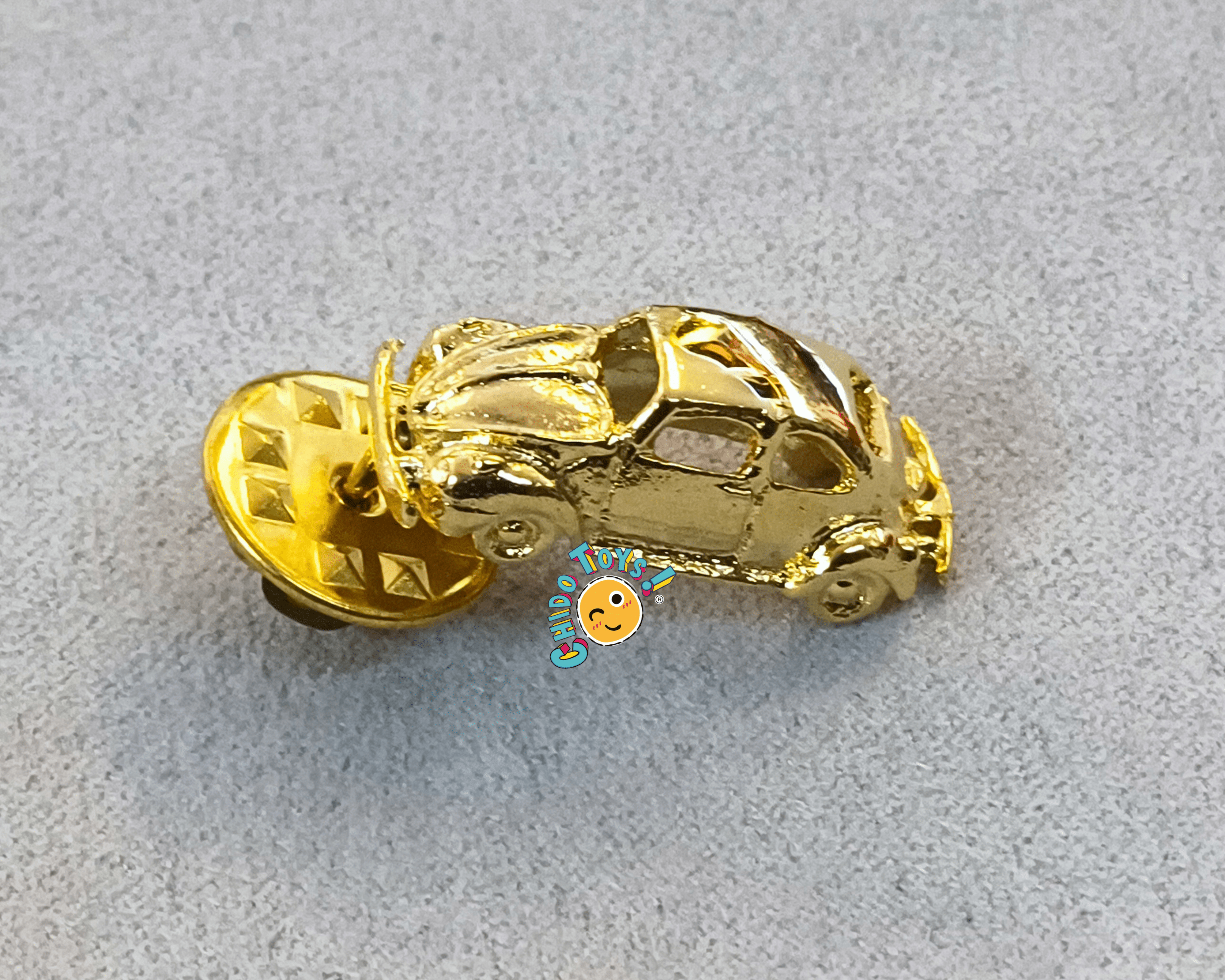 Pin Vocho clásico oro laminado estilo coleccionable automotriz - Chido Toys