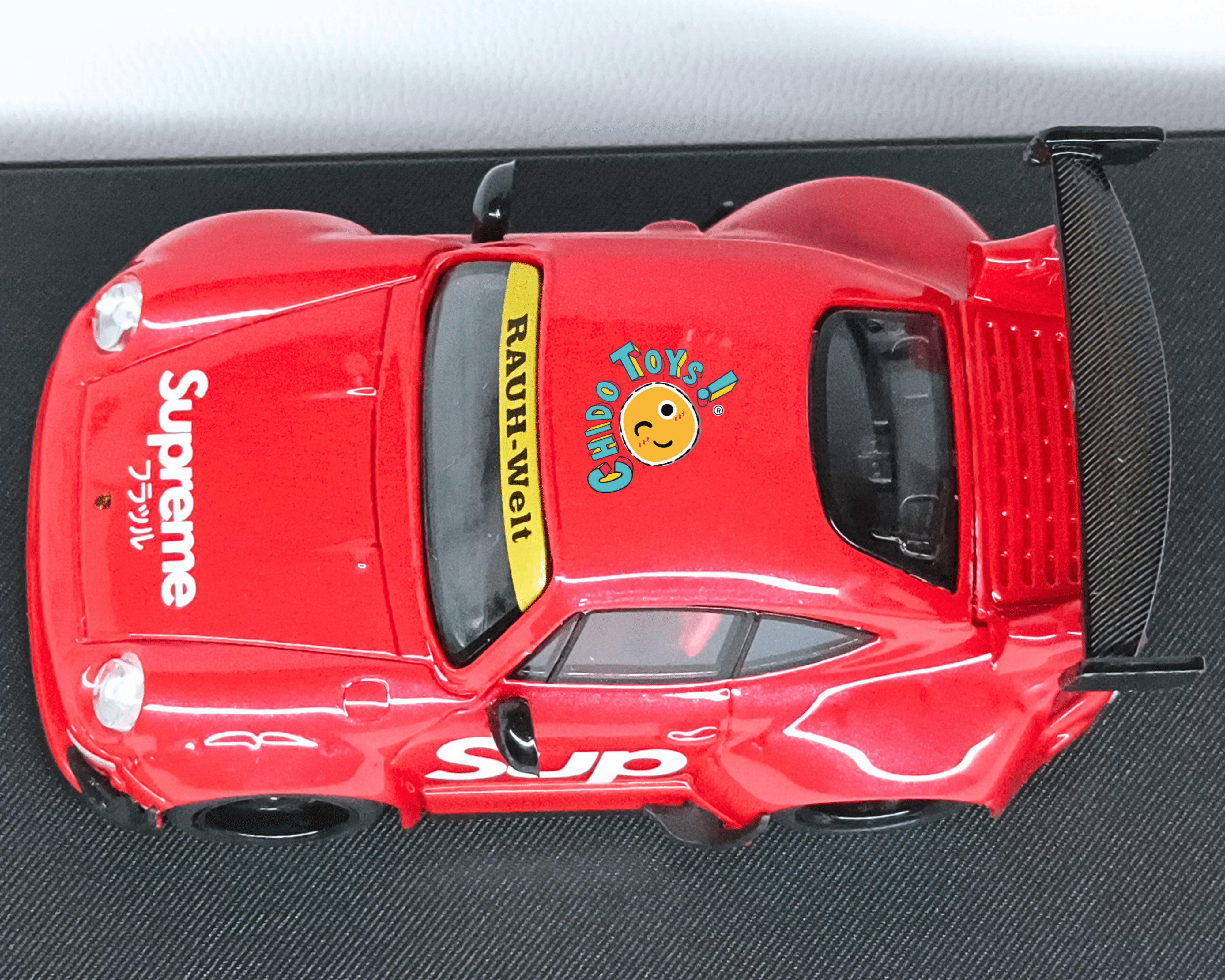 Porsche RWB Supreme 1:64 Rojo con Capelo Acrílico - Chido Toys