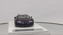 Cargar y reproducir el video en el visor de la galería, Auto a escala marca LJM Modelo Bugatti  Veyron L´or Blanc camaleón
