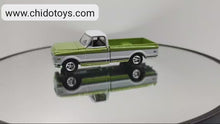 Cargar y reproducir el video en el visor de la galería, Auto a escala marca Greenlight, modelo Chevrolet C-10 1972
