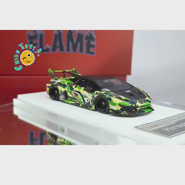 Lamborghini Huracán GT Liberty Walk “A Bathing Ape” Camuflaje Verde 1:64 con Base y Capelo – Flame Models