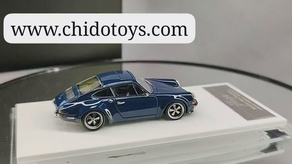 M64X Collections 1:64 – 911 Classic Coupé azul Midnight (ed. limitada 199 piezas) con base y capelo acrílico