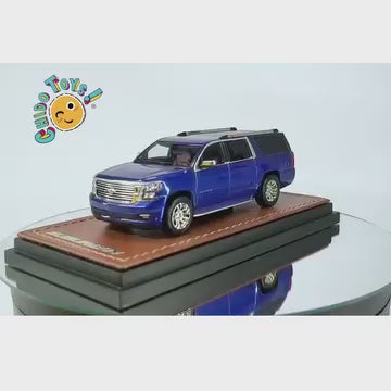 Chevrolet Suburban Azul Metálico 1:64 GOC Vehicle Museum – Modelo Coleccionable Premium