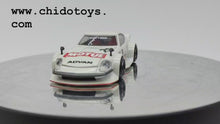 Cargar y reproducir el video en el visor de la galería, Auto a escala marca Kaido House - Mini GT Datsun KAIDO Fairlady Motul V2
