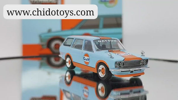 Auto a escala marca Tarmac Works modelo Datsun Bluebird 510 Wagon Gulf