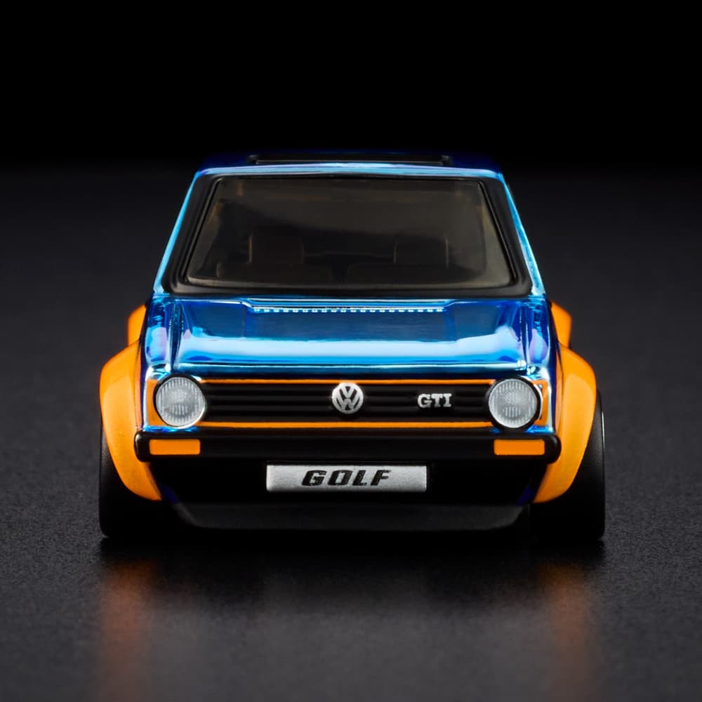 Hot Wheels RLC Volkswagen Golf MK1 GTI Gulf 1:64 azul cromo, con Real Riders blancos, capelo y cofre abatible.