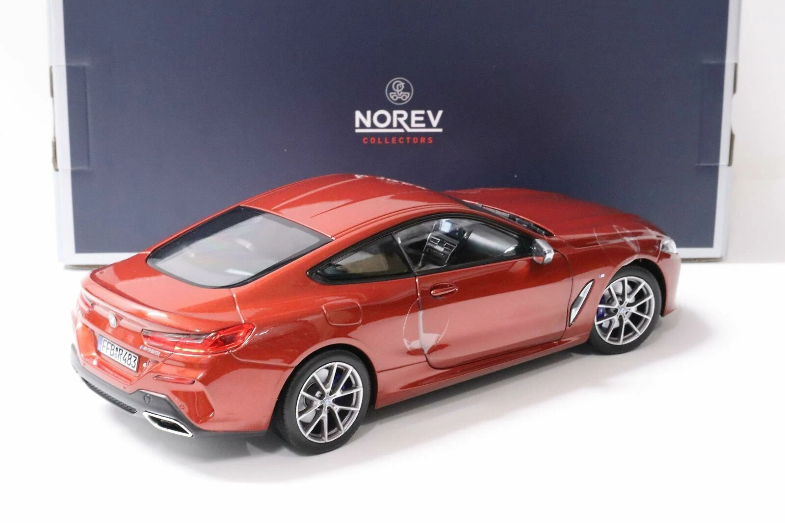 Norev BMW M850i Coupé 2019 1:18 naranja metálico con apertura total