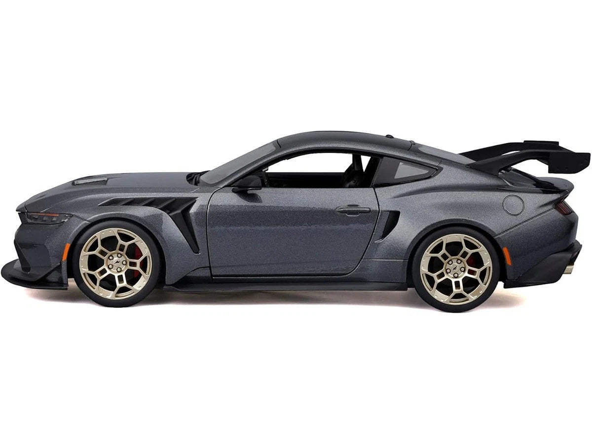 Maisto Ford Mustang GTD 2025 1:18 gris metálico con apertura y suspensión