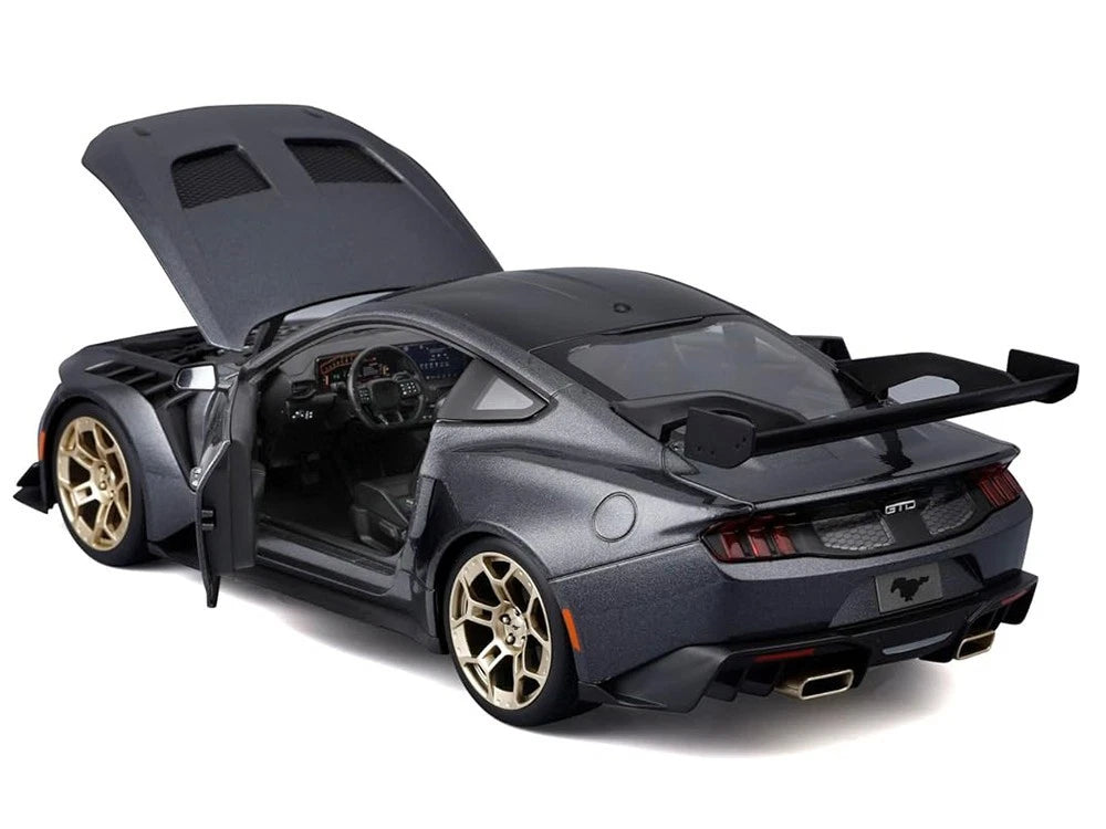 Maisto Ford Mustang GTD 2025 1:18 gris metálico con apertura y suspensión