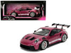 Jada Toys Porsche 911 GT3 RS 1:18 Metallic Cabernet, rines plateados, alerón trasero y puertas abatibles.