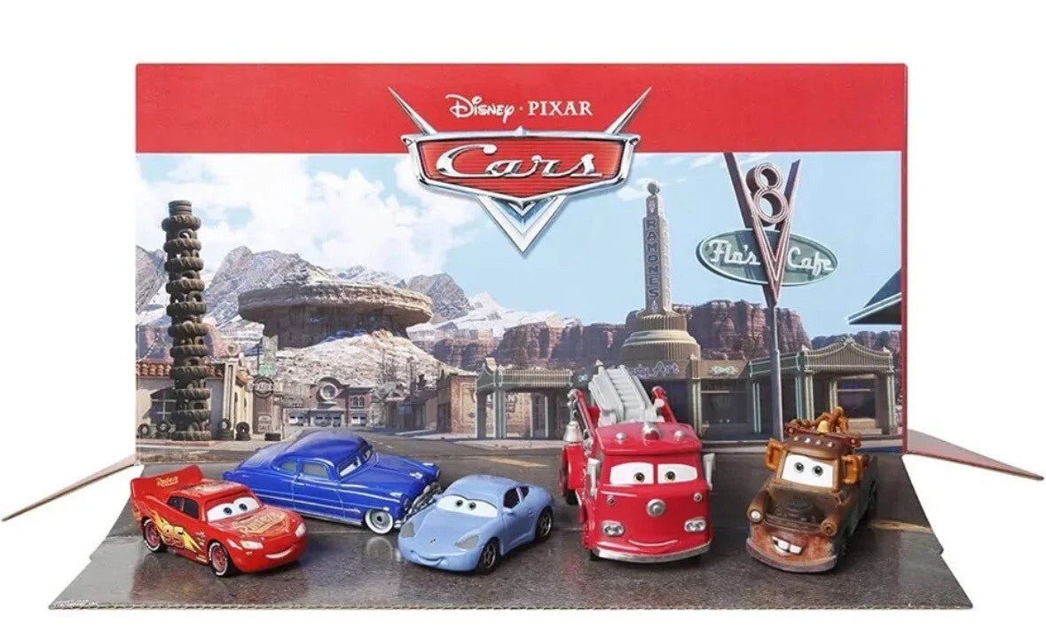 Set Disney Pixar Cars Radiator Springs 5-Pack escala 1:55 con Rayo McQueen, Mater, Doc Hudson, Ramone Azul y Red, empaque transformable.