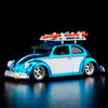 Hot Wheels RLC Kawa Bug 1:64, Volkswagen Beetle azul Spectraflame con Real Riders, rack de surf y tapa de motor abatible en capelo acrílico.