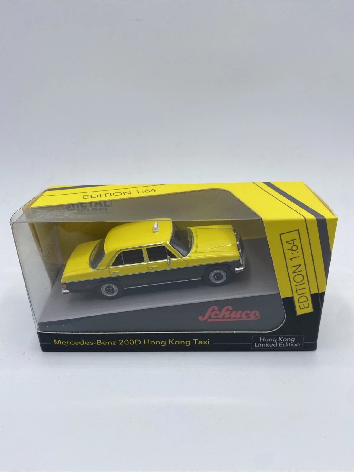 Schuco Mercedes-Benz 200D Hong Kong Taxi W115 1:64 amarillo Hong Kong Limited Edition - Chido Toys