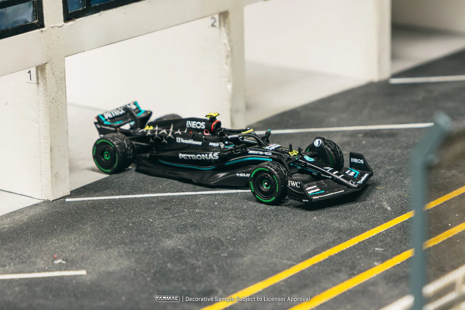 Tarmac Works Mercedes W14 F1 2023 Hamilton 1:64 44 - Chido Toys