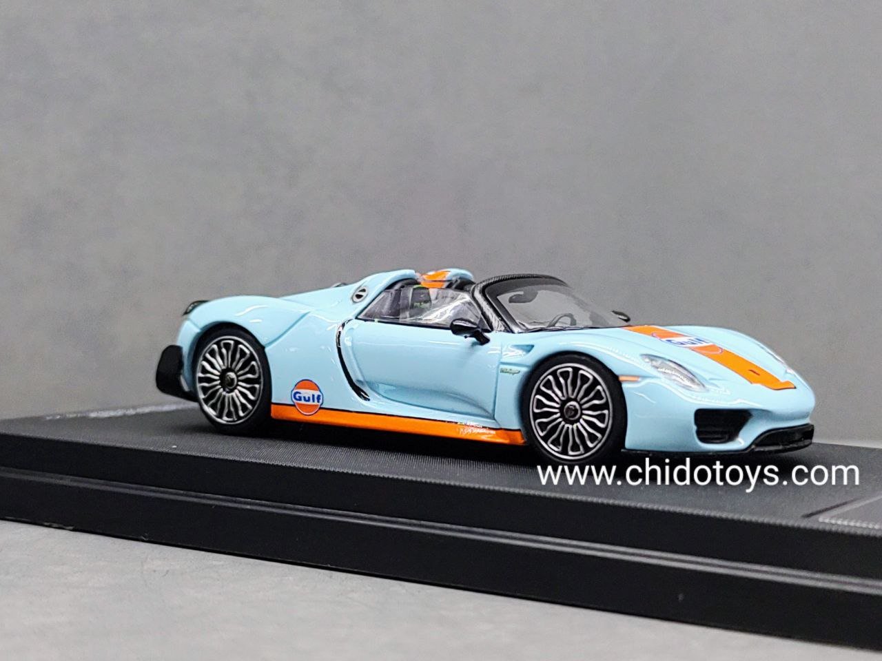Time Micro Porsche 918 Spyder Gulf 1:64 con capelo y figurilla - Chido Toys