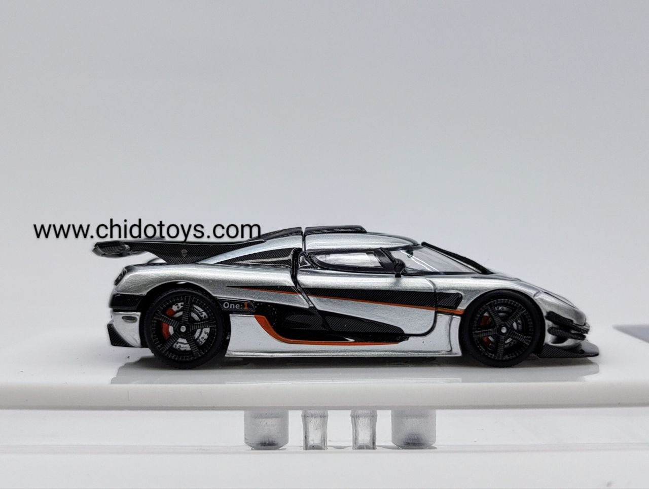 TPC Koenigsegg One:1 1:64 Plata Metalizado con Motor - Chido Toys
