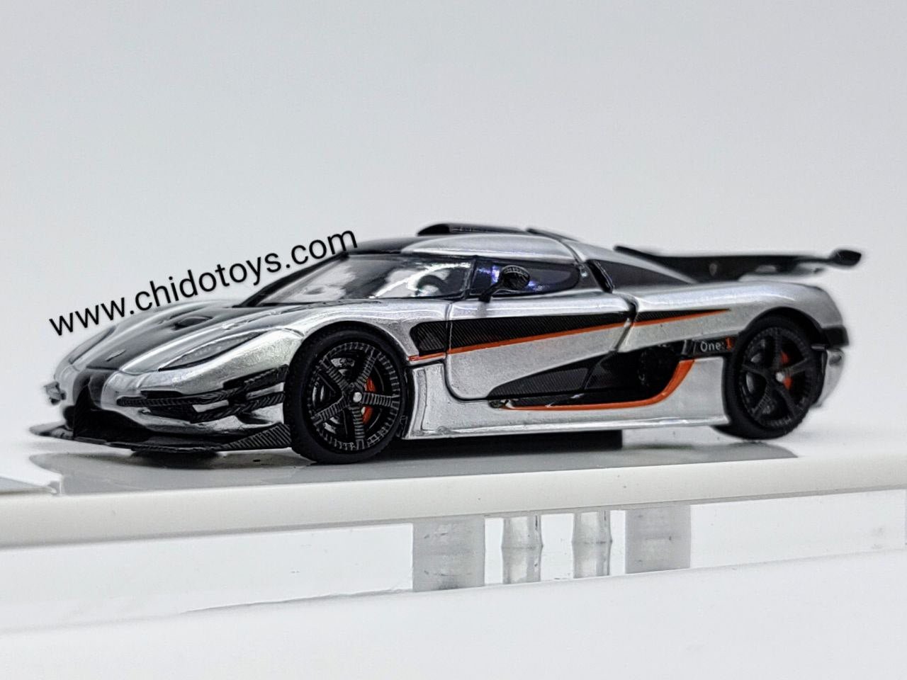 TPC Koenigsegg One:1 1:64 Plata Metalizado con Motor - Chido Toys