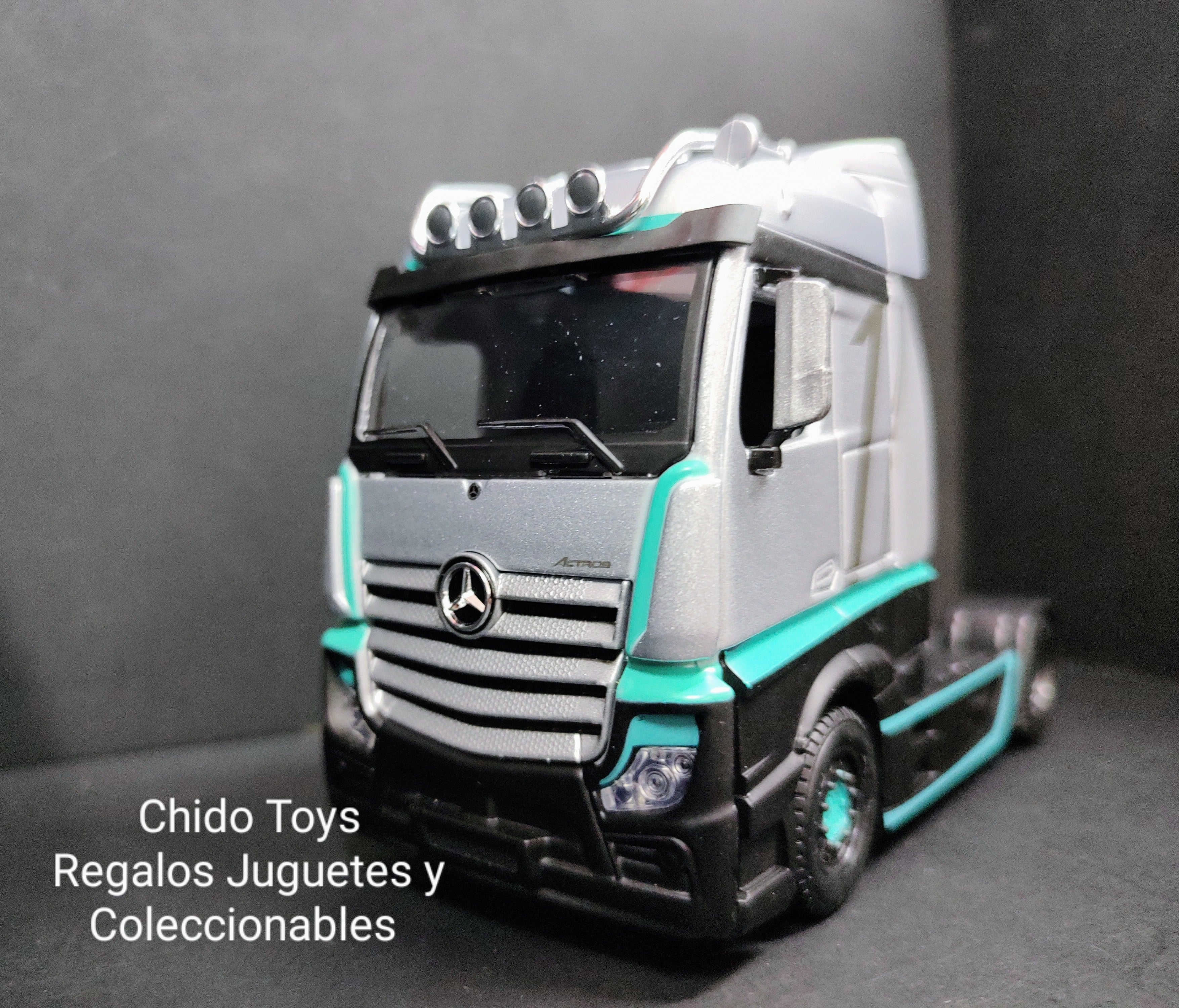 Tractor Truck a escala marca Burago, modelo Mercedes Benz Actros 2, edad 3+ - Chido Toys